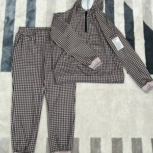 Jogging suit. Leisure wear.